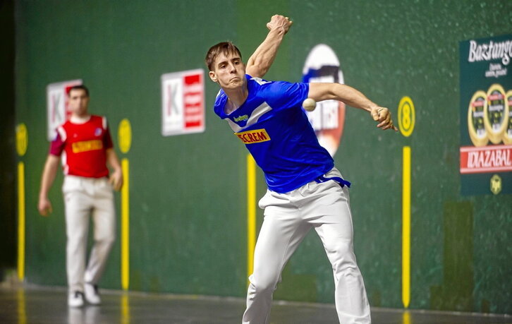 Martxel Iztuetak oso atzean mantendu zuen Aranguren, atzo, Ogetan.