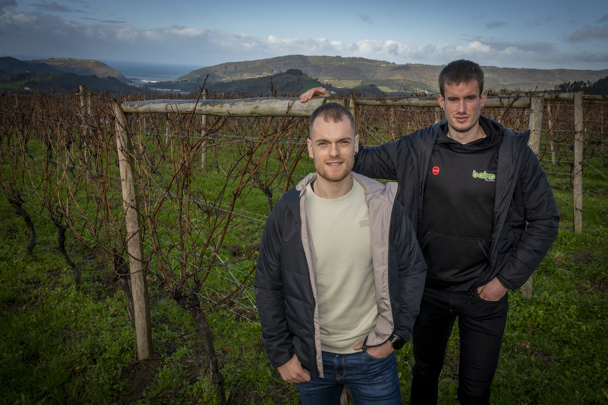 Unai Laso eta Jon Mariezkurrena, K5 Bodegako mahastien artean. (Gorka RUBIO/FOKU)