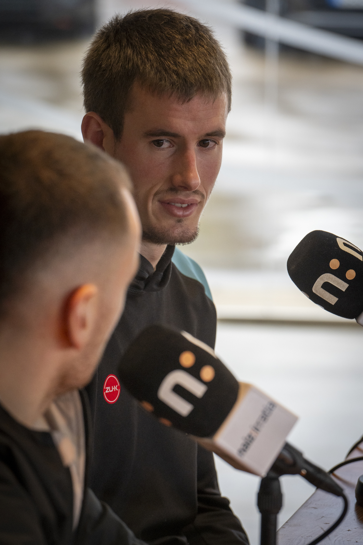 Jon Mariezkurrena, NAIZ Irratiko mikrofonoetan. (Gorka RUBIO/FOKU)