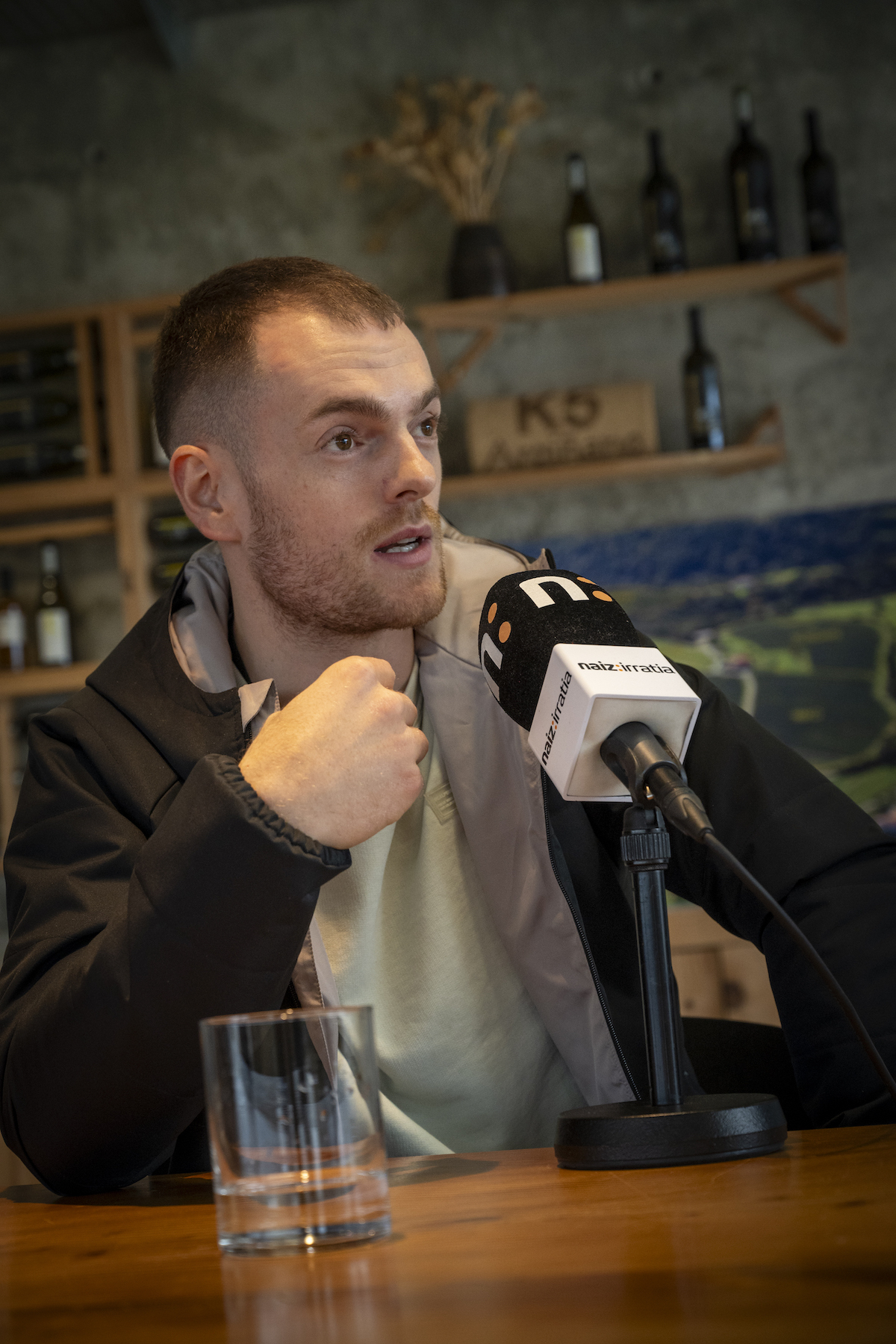 Unai Laso, NAIZ Irratiko mikrofonoetan. (Gorka RUBIO/FOKU)