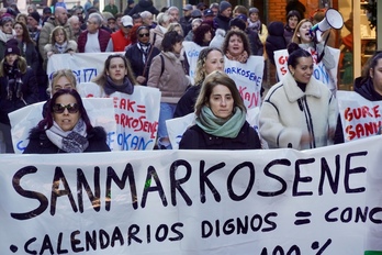 Las trabajadoras de Sanmarkosene se han manifestado por las calles de Errenteria. 