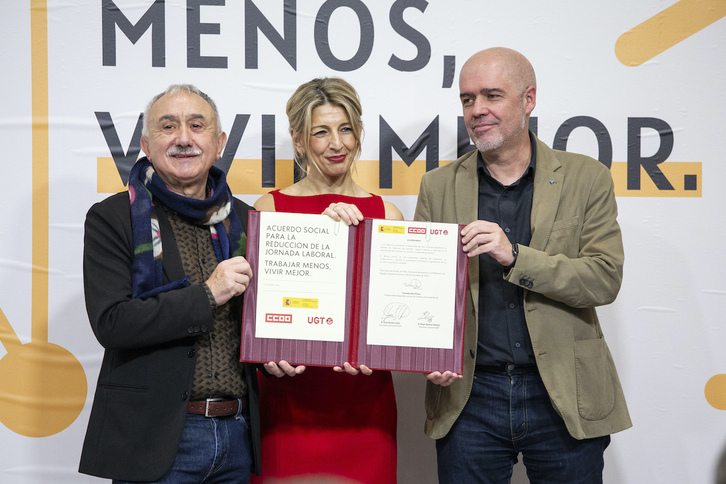 Yolanda Díaz, en la firma del acuerdo con UGT y CCOO para la reducción de la semana laboral a 37,5 horas.