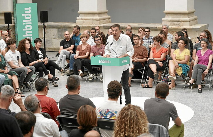 Ikasturte amaierako EH Bilduren batzarra, Otegik   gidatua.