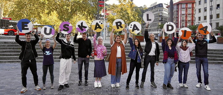 Euskaraldian enbaxadore lanetan arituko diren lagunen aurkezpen, joan den azaroaren 7an, Bilbon.