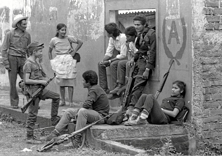 Gerrilari salvadortarrak zenbait herritarrekin solasean.