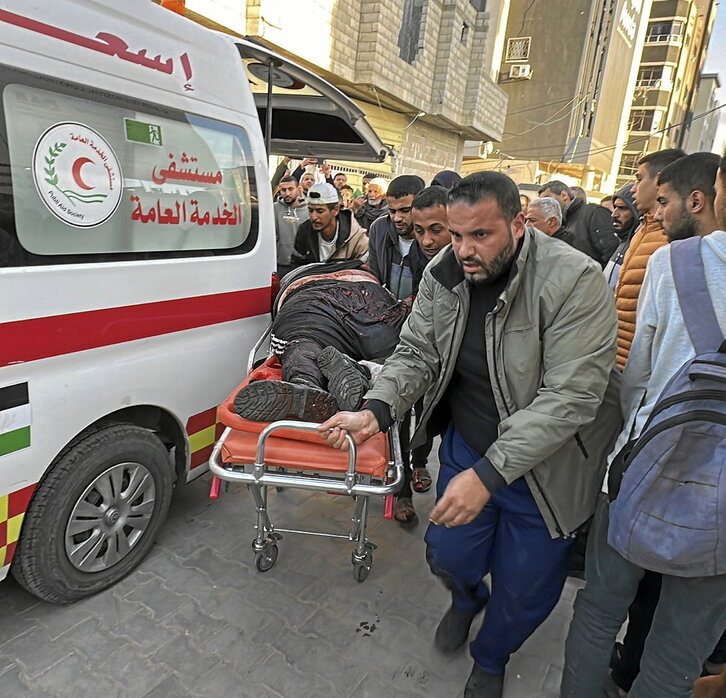 Traslado de heridos del destruido hospital Kamal Awdan al Al-Awda.