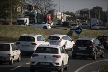 Autoak jaun eta jabe ibiltzen dira oraindik Baiona inguruko bide nagusietan.