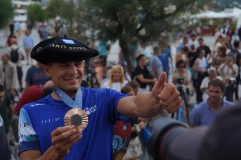 Pau Echaniz a reçu un accueil triomphal à son retour à Donostia.