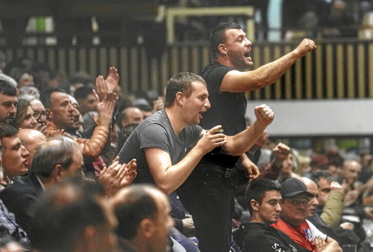 Gogoz joan ziren pilotazaleak Astelenara, eta pilotariek partida on batek eskaini dezakeen guztia eman zieten.