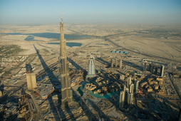 Burj Khalifa, eraikitzen ari zirenean.