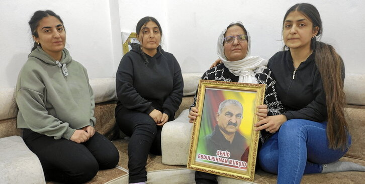 Yindar y Ayrin, de derecha a izquierda, sostienen el retrato de su padre y marido, respectivamente, junto a dos hijas más del matrimonio en Hasakah.