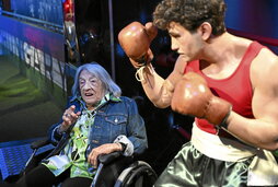 Keleti, junto a la estatua de cera del tricampeón olímpico de boxeo Laszlo Papp.