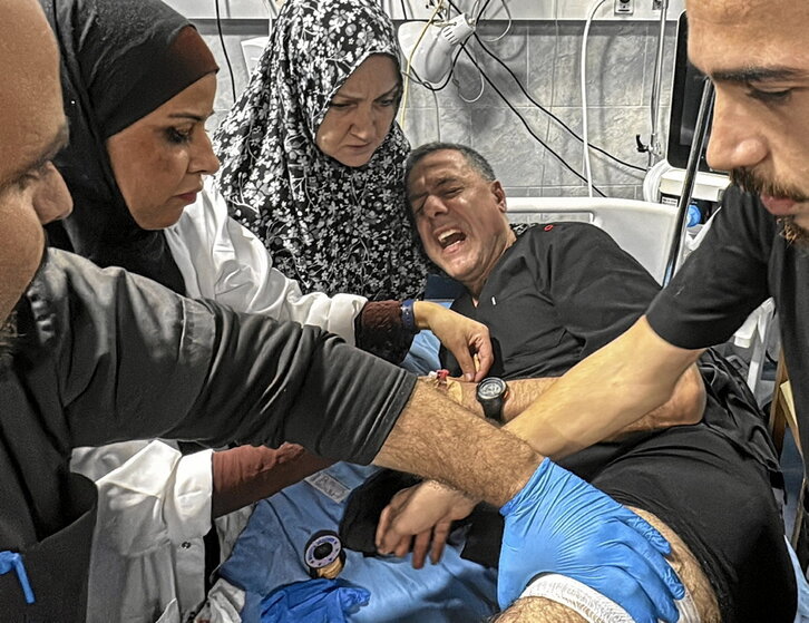 Abu Safiya es atendido tras ser herido en un ataque israelí contra su hospital el 23 de noviembre.