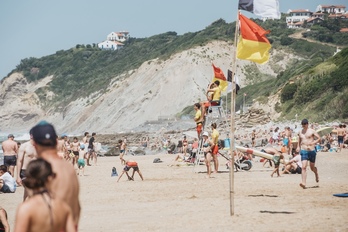 Le drapeau violet renseigne sur une pollution bactériologique synonyme de plage fermée.