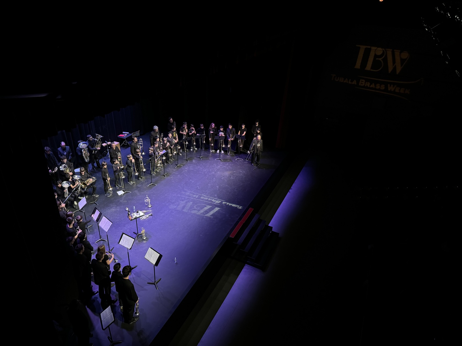 Tafallan eman berri duten emanaldia, ikasleekin batera. (EUSKADI BRASS)