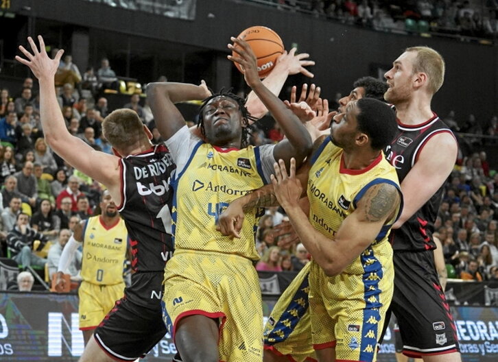 Bilbao Basket luchando ante Andorra.
