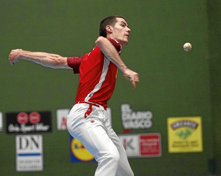 Defentsan zein erasoan, Beñat Rezusta harkaitz baten pareko pilotaria izan zen.