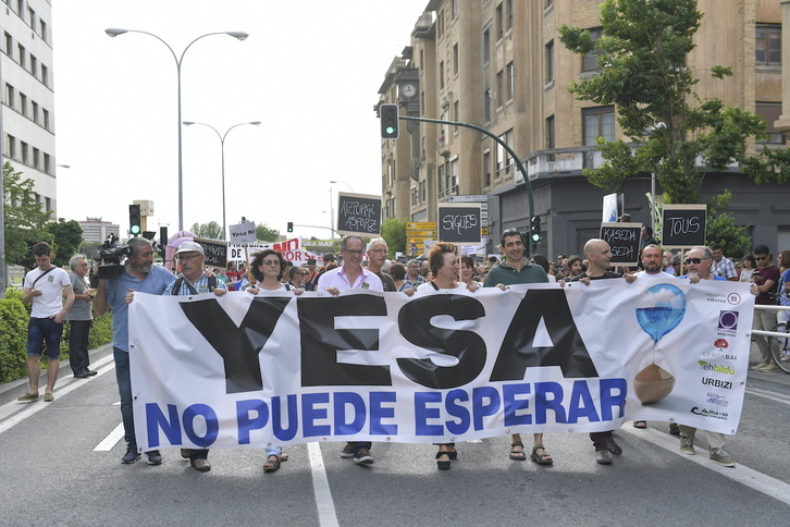 El lema «Yesa no puede esperar» en una manifestación contra el recrecimiento en Iruñea en 2017.