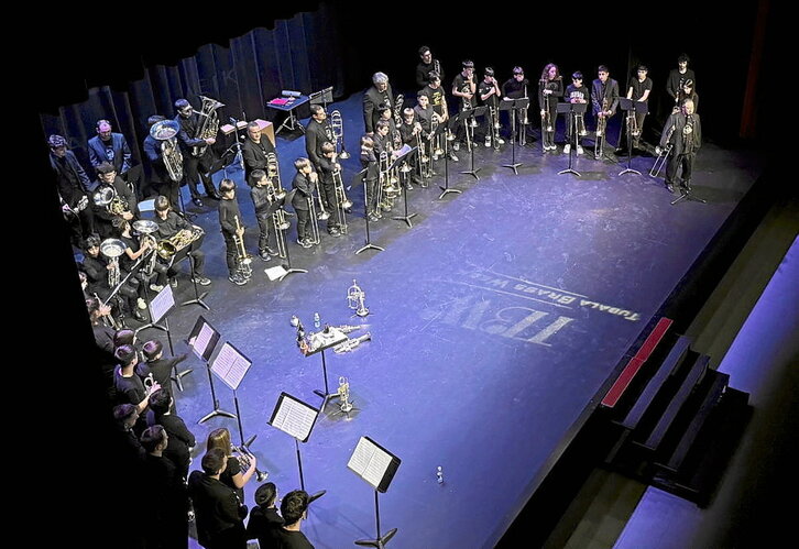 Hamaika musiko profesionalek -Euskal Herriko orkestretako partaideak eta goi mailako irakasleak- osatzen dute Euskadi Brass.