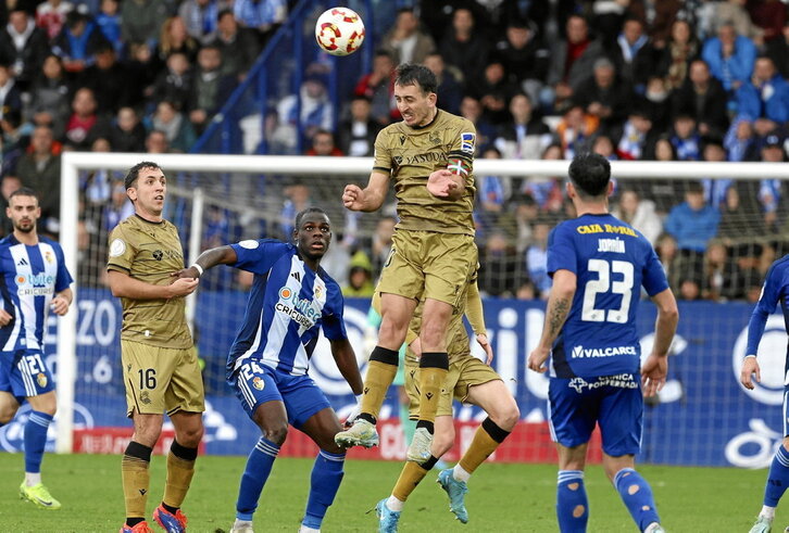 Oyarzabal, uno de los goleadores del partido, lucha con la cabeza un balón aéreo.