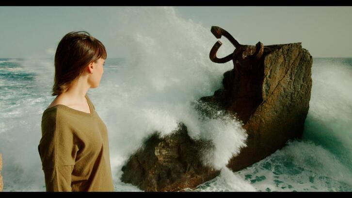 Jone Laspiur eta atzean ‘Haizearen orrazia’ eskultura.