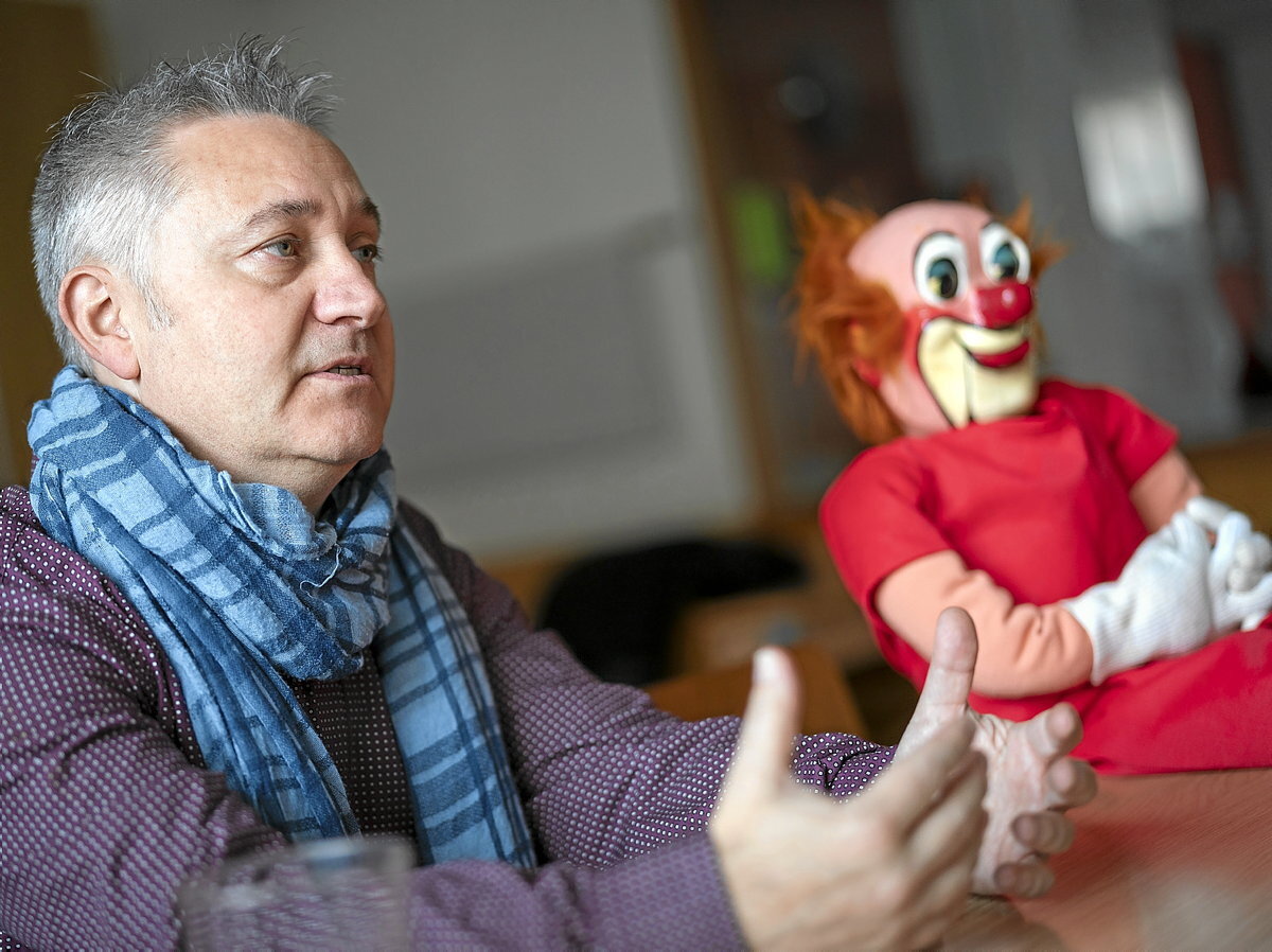 El Señor Pérez, uno de los pocos ventrílocuos profesionales que hay en Euskal Herria. Se inició en este arte procedente del mundo de la magia y el ilusionismo. Endika Portillo | FOKU