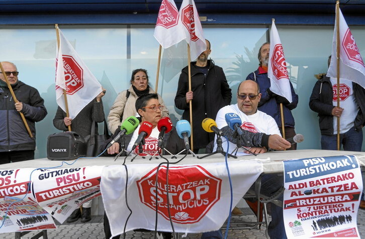 Kaleratzeak Stop plataformaren agerraldia, atzo, Donostian.
