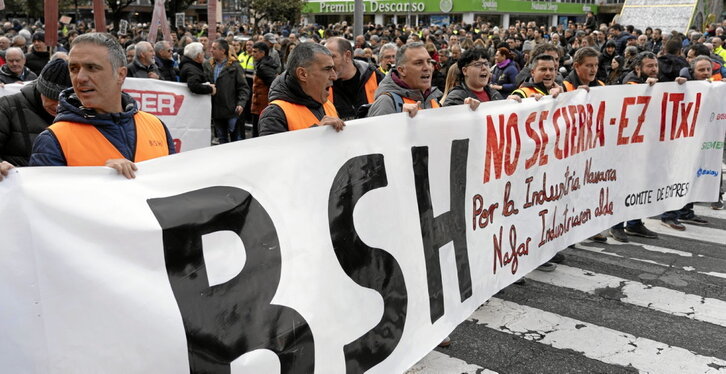 Imagen de la masiva manifestación contra el cierre de BSH Ezkirotz celebrada el pasado 21 de diciembre.