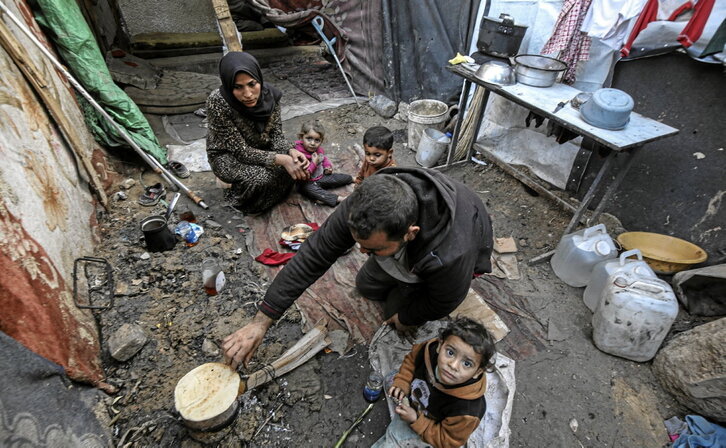 Desplazatu familia bat, Deir al-Balah errefuxiatu-eremuan.