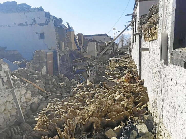 Una calle convertida en escombros.