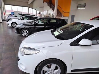  Vehículos de ocasión en un concesionario.