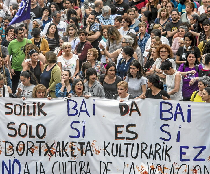 «La Manadako» kideak fiantzapean aske utzi osteko elkarretaratzea, Iruñean, 2018an.