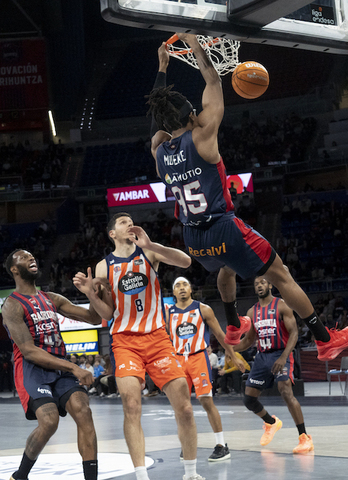 Chima Moneke se cuelga a placer en la canasta coruñesa..