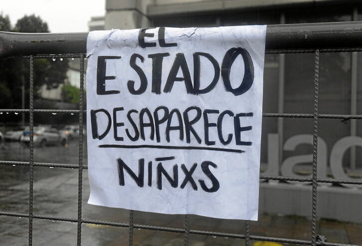 Lau mutikoen desagerpenean Estatuak zuen ardura salatzeko ipinitako pankarta.