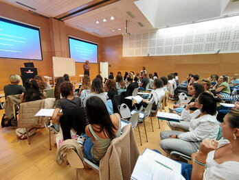 Argazki honetan Jordi Catalan, hitzaldi bat ematen. Behekoetan hitzaldiaren beste une bat eta Amagoia Artetxeren irudia.