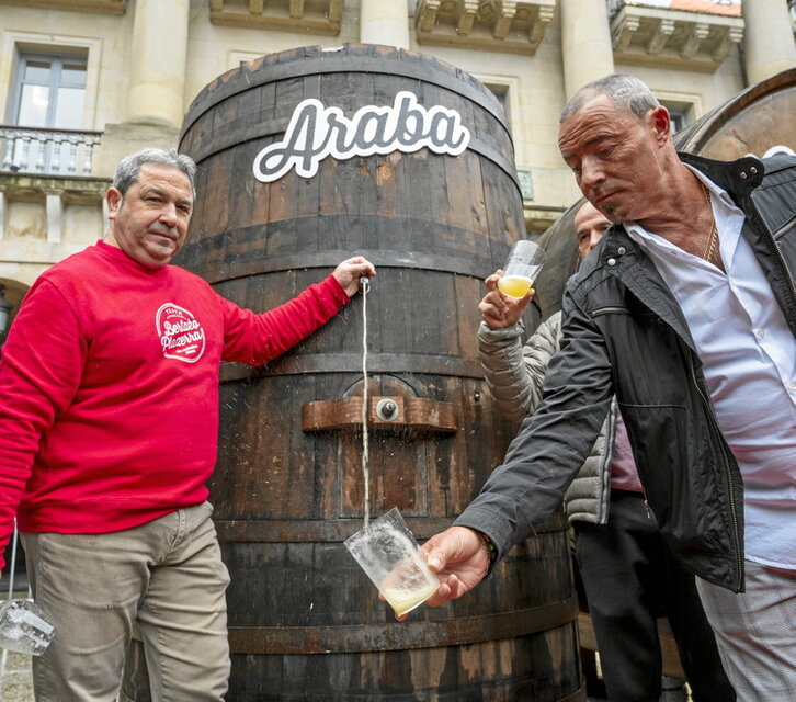 Donostian sagardo berri usaintsu eta koloretsua dastatu zuten atzo.