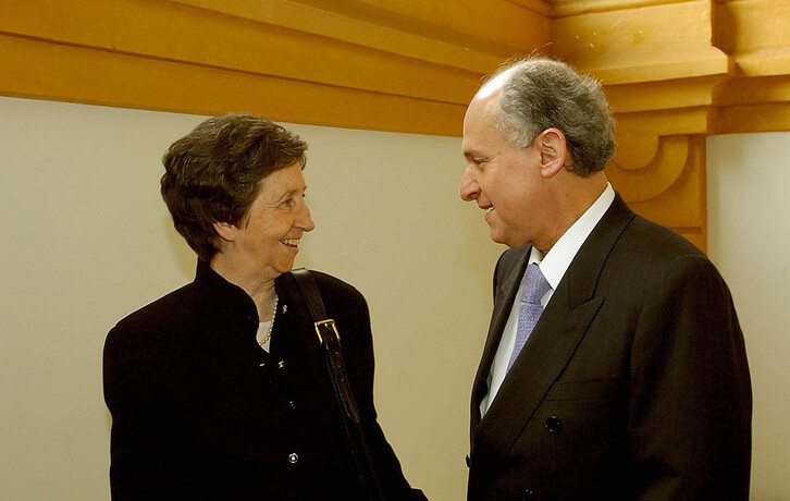 Manuel Elkin Patarroyo conversa con la también científica Margarita Salas en una de sus visitas a Euskal Herria.