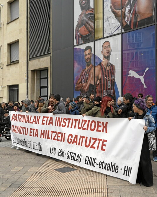 Protesta ante la tienda de Baskonia-Alavés.