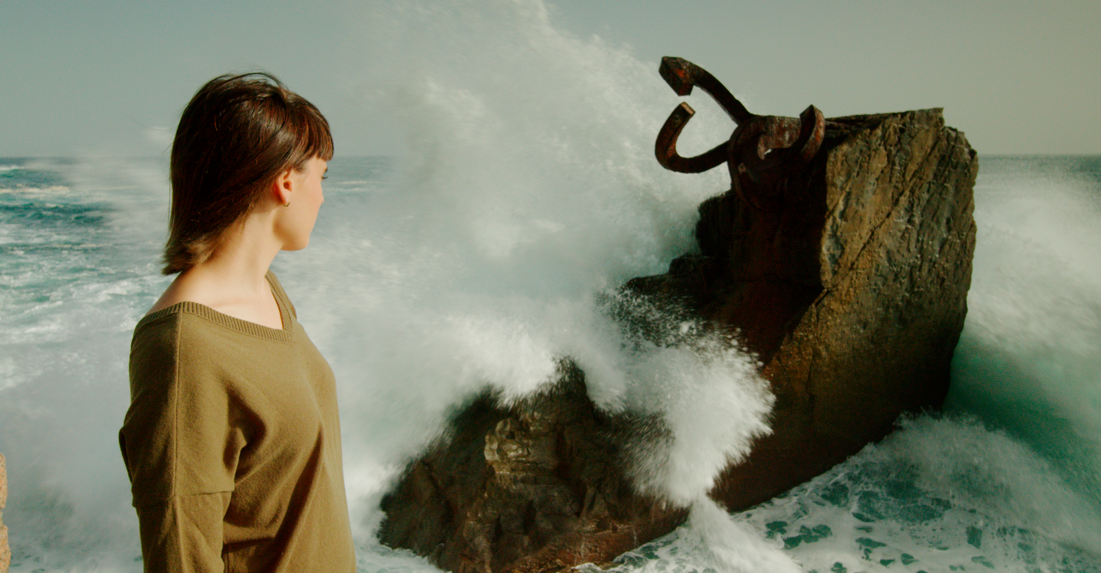 Jone Laspiur, en el Peine de los Vientos. (ACONTRACORRIENTE FILMS)