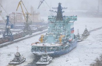 el rompehielos nuclear ruso Yakutiya mientras realizaba pruebas en el mar cerca de San Petersburgo el pasado 3 de enero