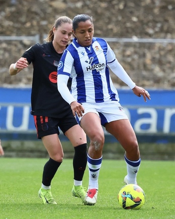 Vanegas se lesionó en el partido de la semana pasada contra el Barcelona. En la imagen, protege el balón ante Pajor.