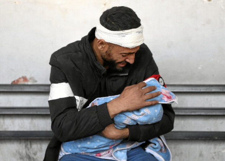 Bilal Kallab sostiene el cuerpo de su hijo Adnan, de 17 días, muerto en un ataque israelí.