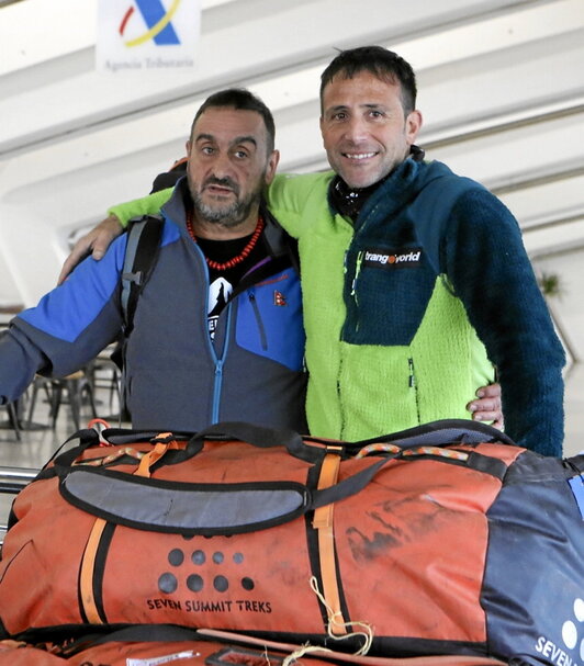 Un sonriente Alex Txikon -derecha-, ayer en Loiu.