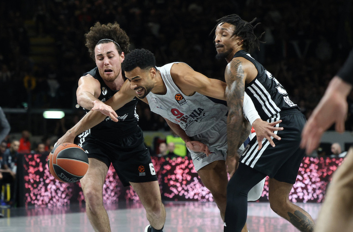 Luwawu-Cabarrot pelea por un balón suelto.