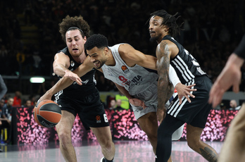 Luwawu-Cabarrot pelea por un balón suelto.