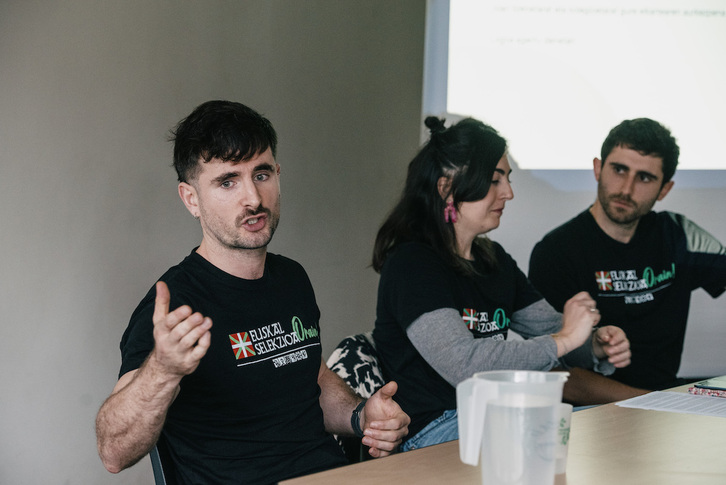 Eñaut Etxeberria, Amaia Larralde eta Jon Larrondo pilotariek eman dute prentsaurrekoa Makean.