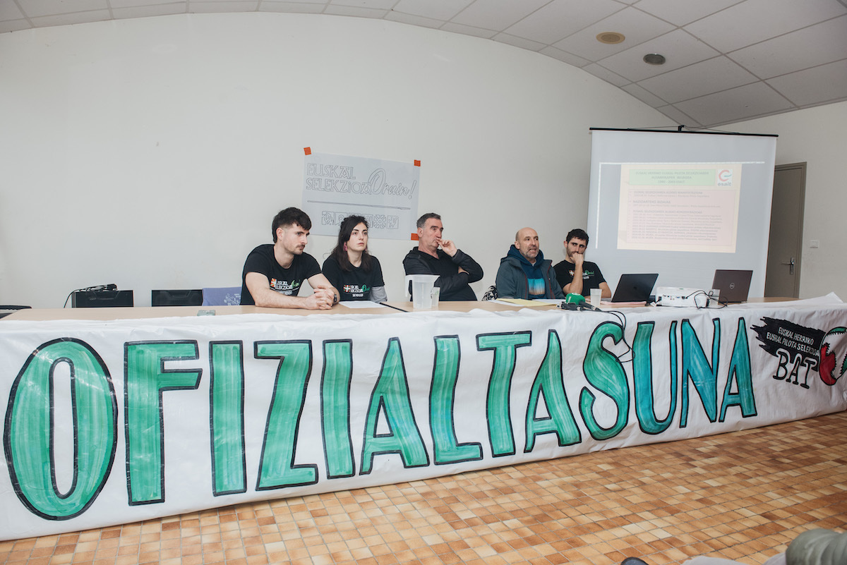 ‘Euskal Selekzioa Orain’ ekimenaren lehen bilkura egin dute. (Guillaume FAUVEAU)