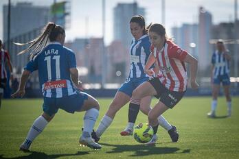 Clara Pinedo, que ha sido la mejor del partido, intenta superar a la exosasunista Iara Lacosta.