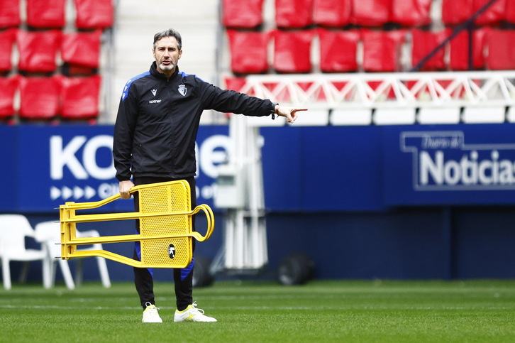 Vicente Moreno explica un ejercicio en el entrenamiento celebrado este sábado en El Sadar.