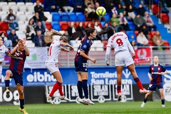 Mireia despeja el balón entre Gemma y Pamela González.